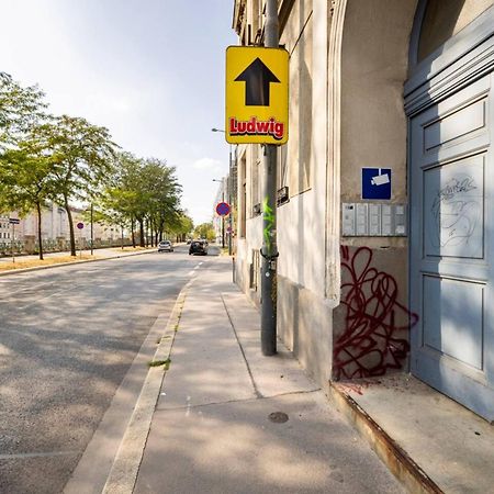 Apartment Near Schoenbrunn & Metro Vienna Luaran gambar