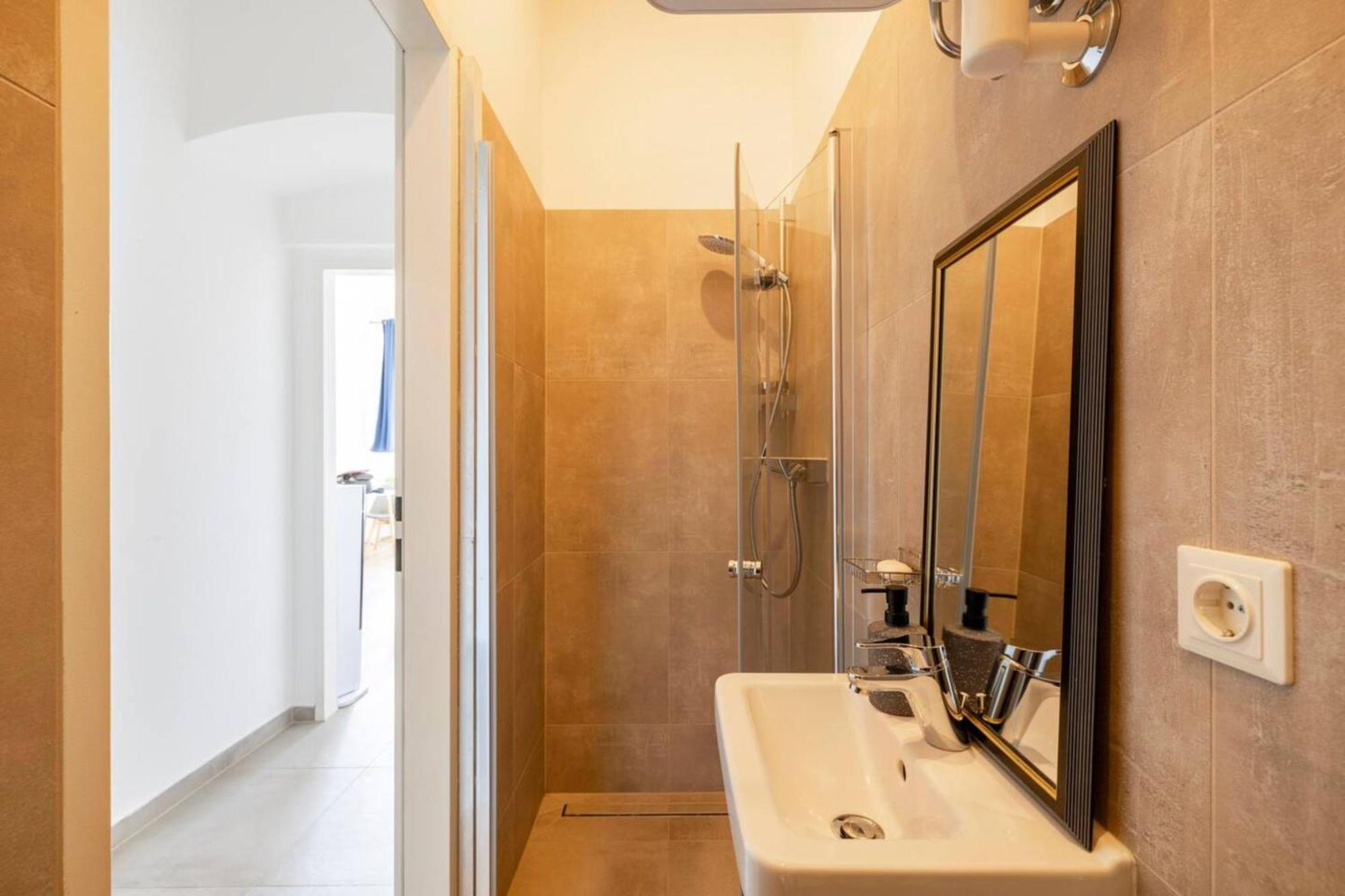 Apartment Near Schoenbrunn & Metro Vienna Luaran gambar